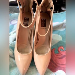 Nude/cream high heels by “signature” a barely used. Good condition